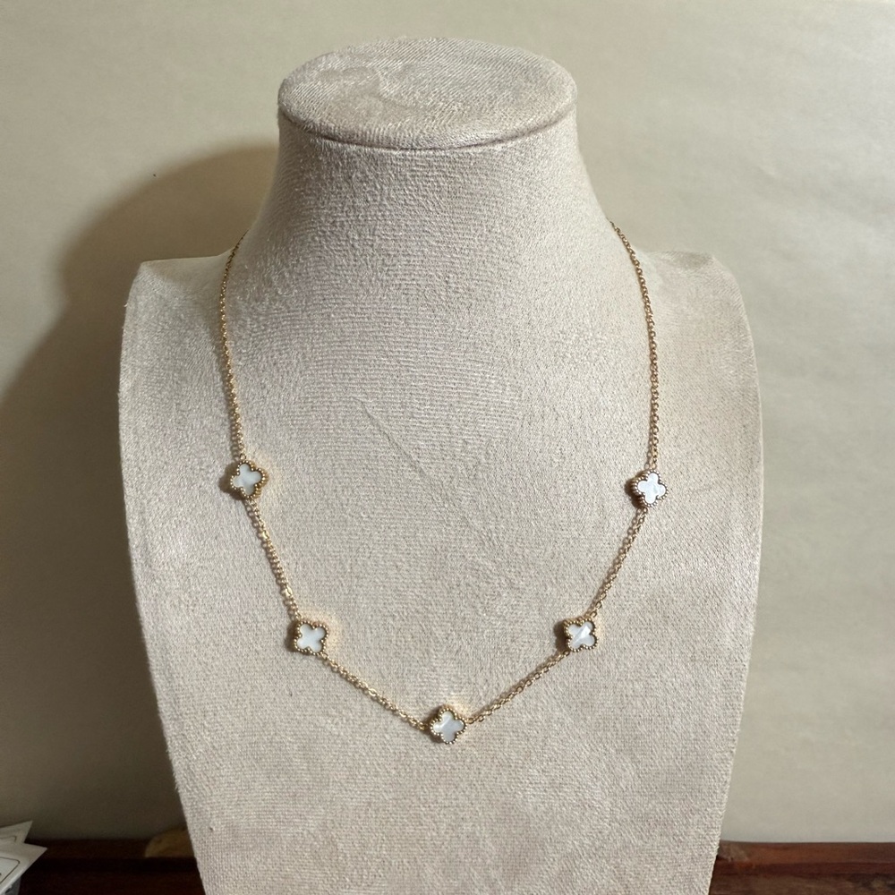 NWT Women’s Gold Stainless Steel 5 White Motif Necklace Minimalist Clover Gift - Picture 2 of 10